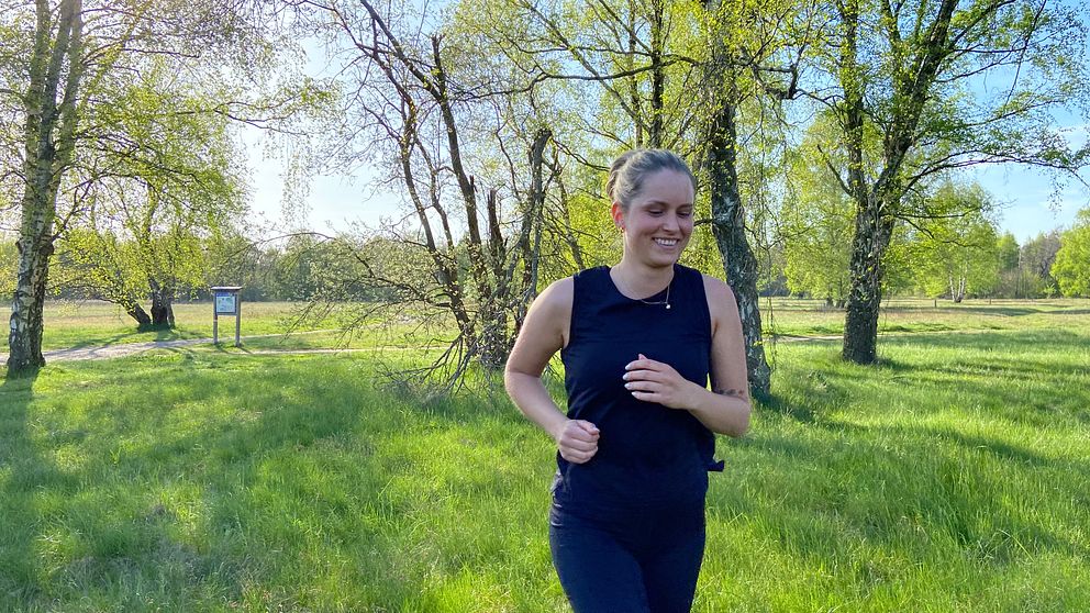 Linnea Johansson, deltagare i vårruset i Halmstad, kommer springandes mot kameran.