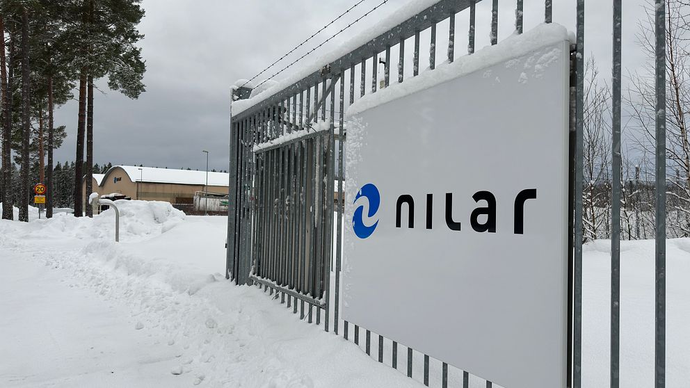 Ett stängsel med skylt utanför batteriföretaget Nilar i Gävle