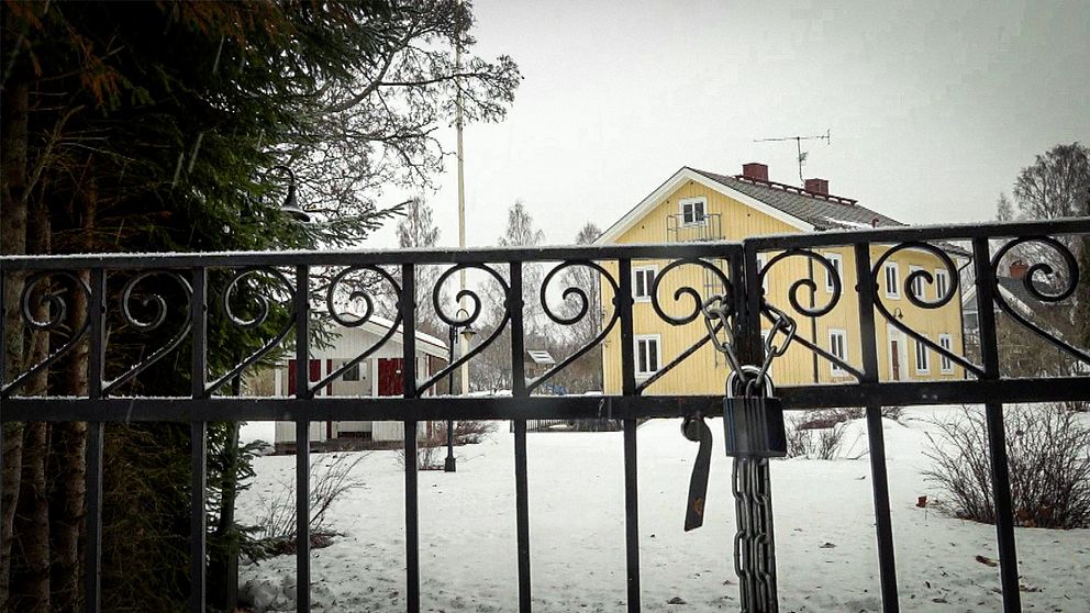 HVB-hemmet Platea i snö, låst grind i förgrunden.