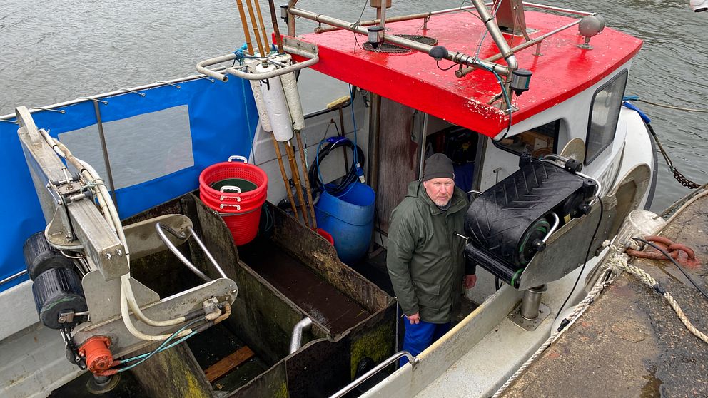 Yrkesfiskaren Kristian Nilsson som även är ledamot i branschorganisationen, Sveriges Fiskares Producentorganisation (SFPO). Står i sin fiskebåt