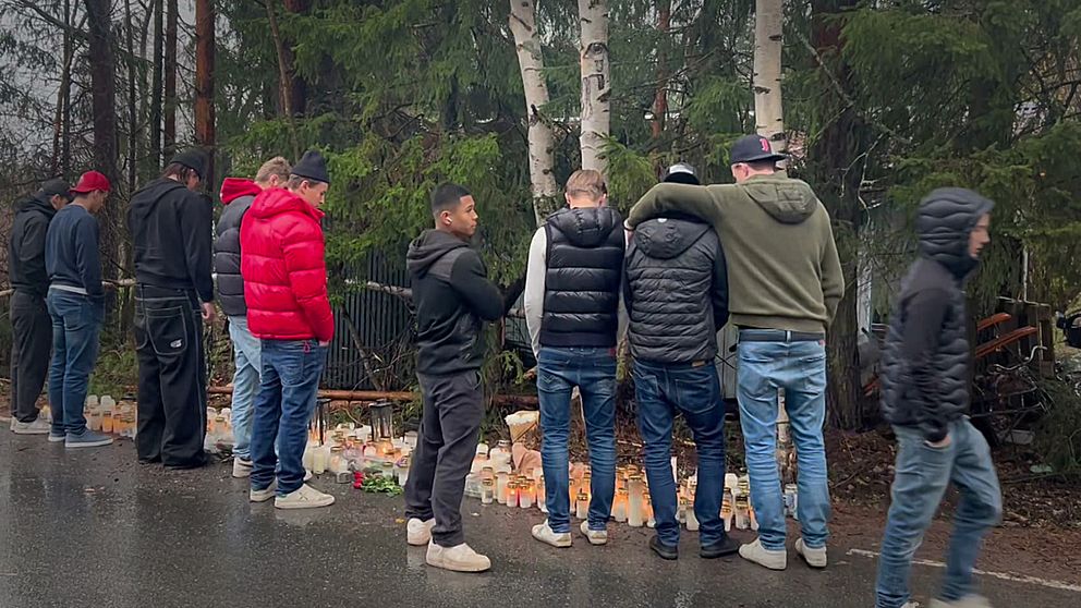 Flera personer samlade vid olycksplatsen där tre unga män dog och en ung kvinna skadades allvarligt.