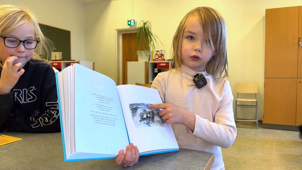 Eleven Juni visar upp boken Resan.