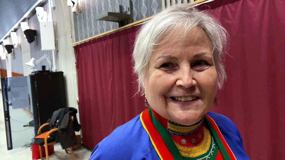 Eva Stenberg Artursson, en äldre kvinna, ler in i kameran.
