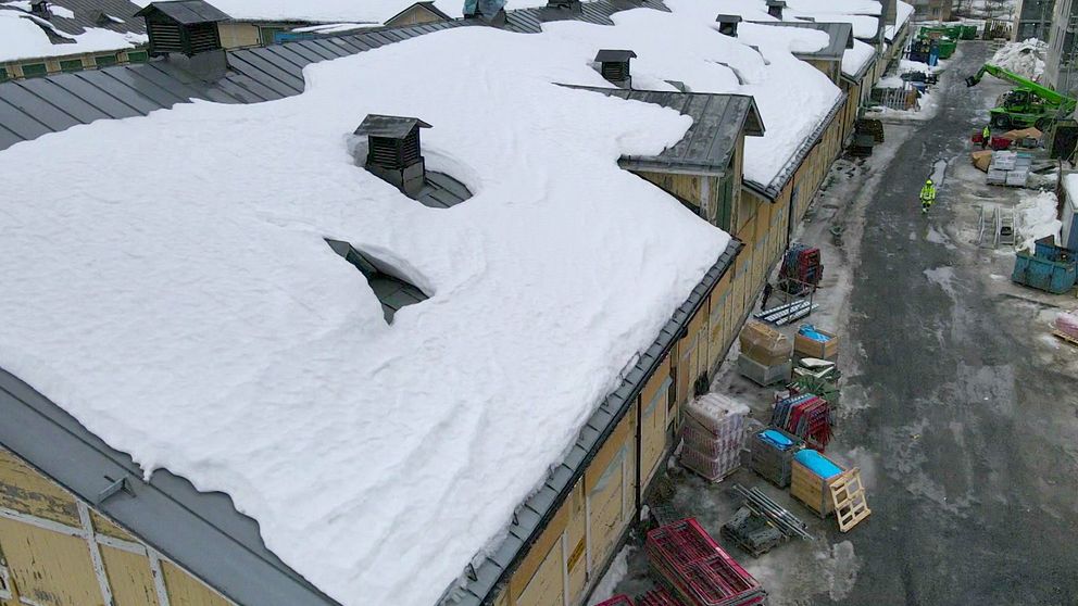 K4-stall i Umeå från ovan. Byggnaden är gul med grått tak med snö på.
