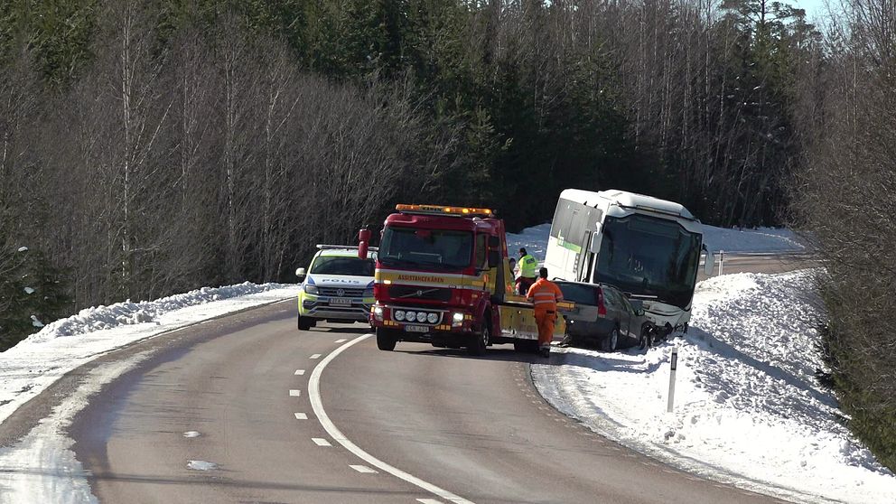 Olycka där en man dog utanför Graninge. Man ser en buss och en personbil som frontalkrockat.