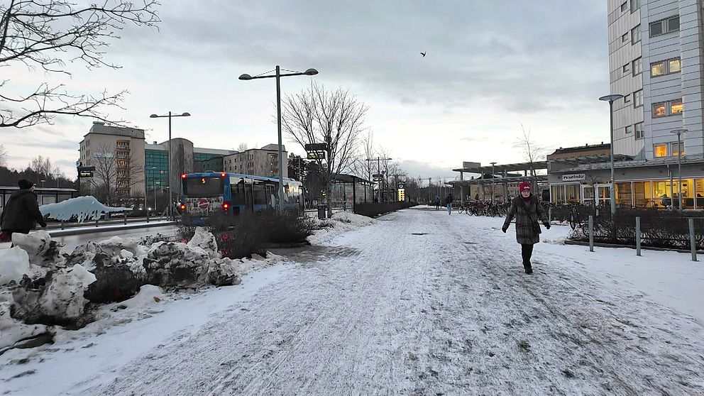 bild utanför NUS, snömodd, halkig gångväg