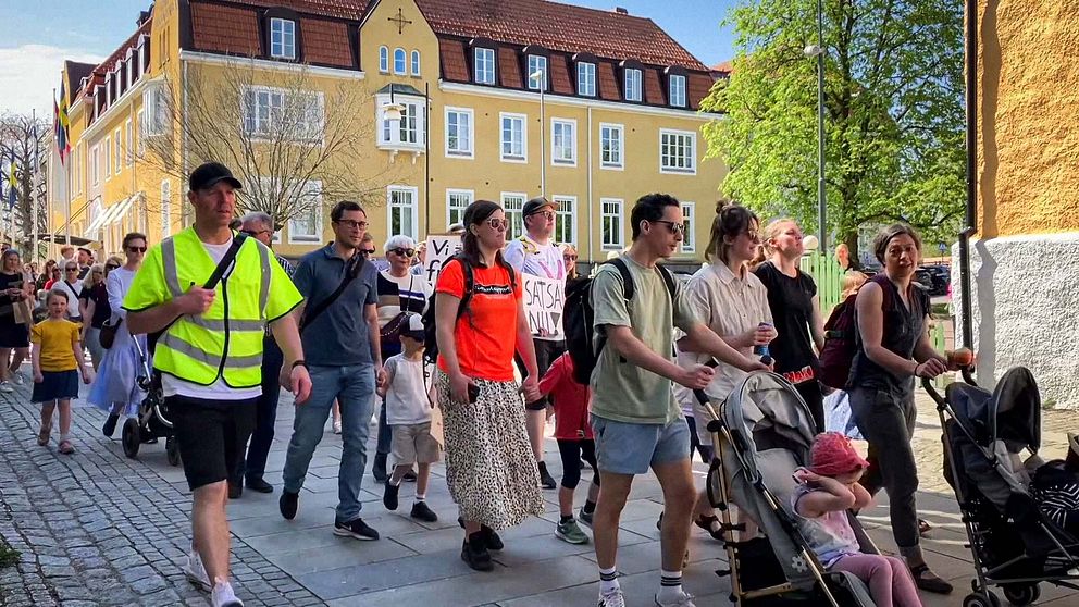 I bild syns ett demonstrationståg i Alingsås med banderoller där det står att man inte ska spara på barnen.