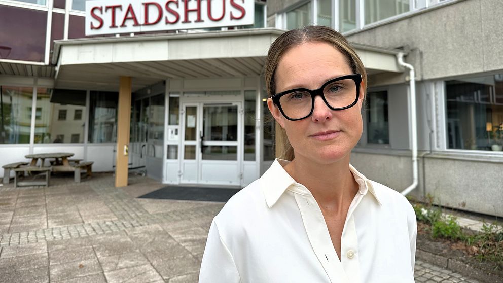 Förskoleverksamhetschef Viktoria Wallin står framför kommunhuset i Bollnäs.