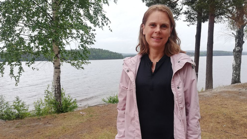 Maria Hårdstedt i Region Dalarna forskar på simningsorsakat lungödem. Vi träffade henne vid sjökanten.