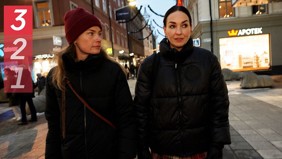 Två kvinnor går på Drottninggatan i Stockholm.
