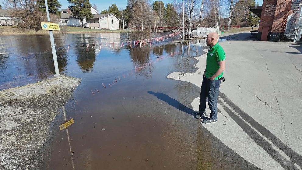 Man står vid kanten av en översvämning