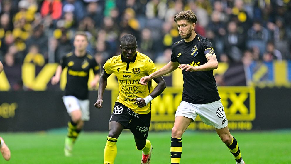 AIK-spelare dribblar bollen förbi Elfsborgsförsvarare under fotbollsmatch på Friends Arena.