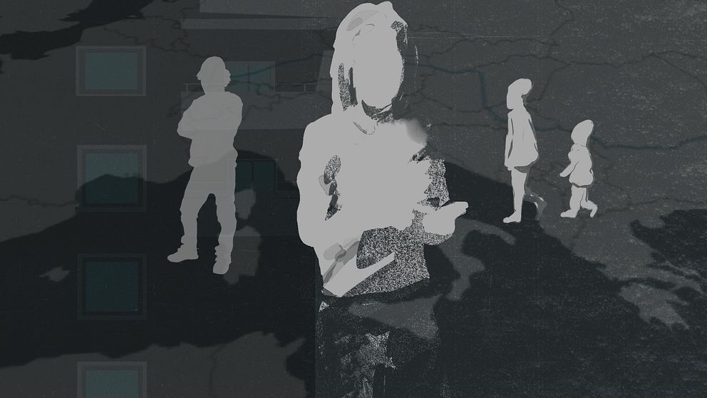 Silhuetter av en vuxen och tre barn som står på en mörk bakgrund, där den vuxna personen står i förgrunden med en smartphone i handen. Barnen är i olika höjder och positioner, vilket skapar en känsla av rörelse och familjär samhörighet.