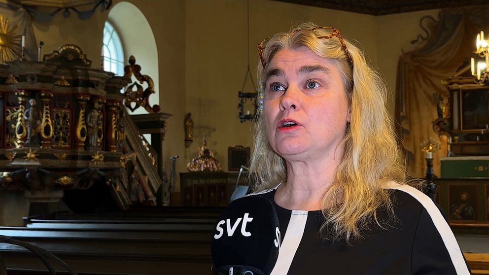 Kyrkoherden Charlotte Mackenrott i en intervjusituation i kyrkan.