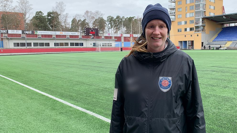 Eskilstuna Uniteds huvudtränare Vaila Barsley står på Tunavallen. Hon tittar in i kameran och ler.