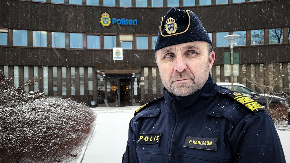 Polisman står utanför polishuset i Falun och det snöar.