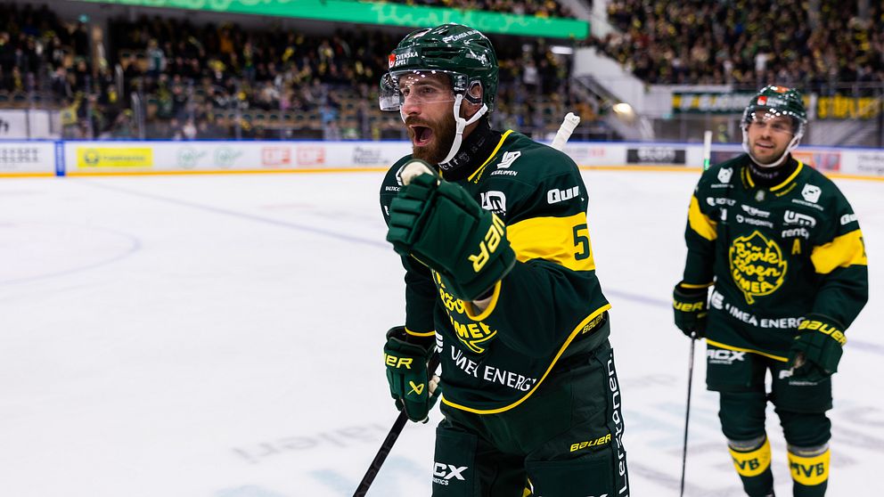 Tim Theocharidis jublar efter mål