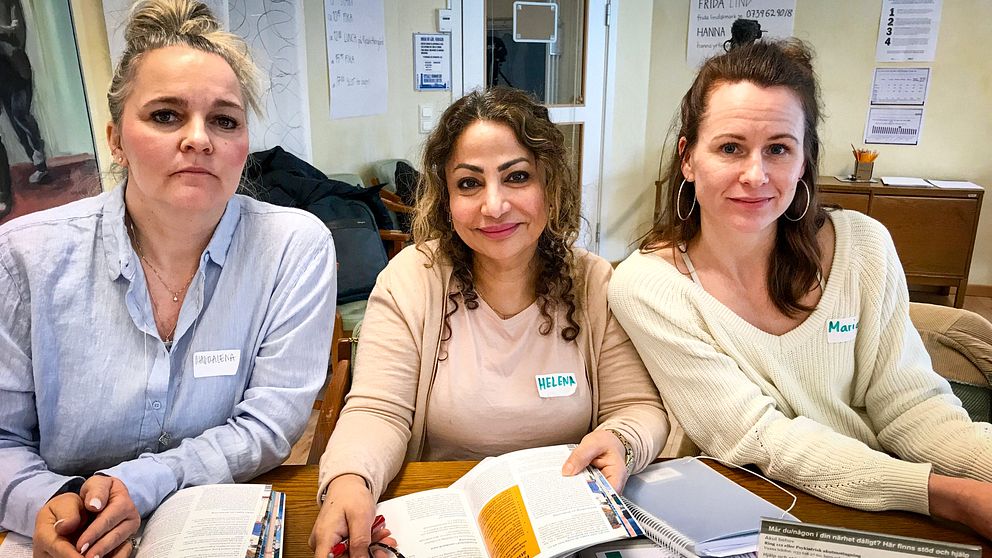 Magdalena Götborg, Helena Samber och Maria Waldner arbetar som rektor, gymnasielärare och bibliotekarie i Marks kommun och de utbildar sig i första hjälpen i psykisk hälsa i Marks kommun.