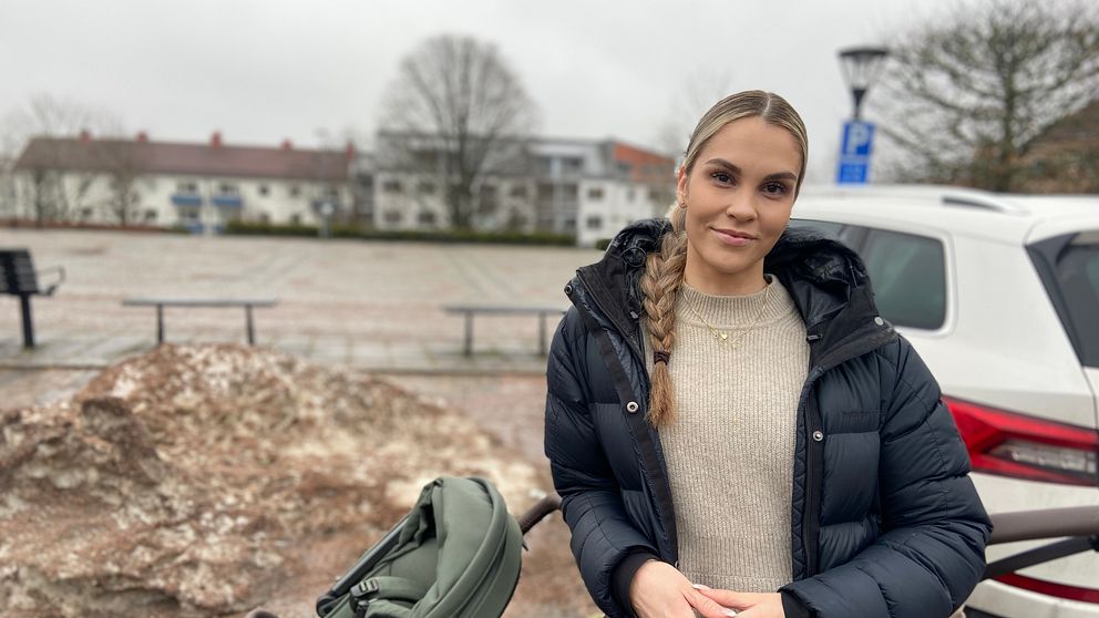 Amber Flores lutar sig mot en barnvagn utomhus i centrala Gislaved.