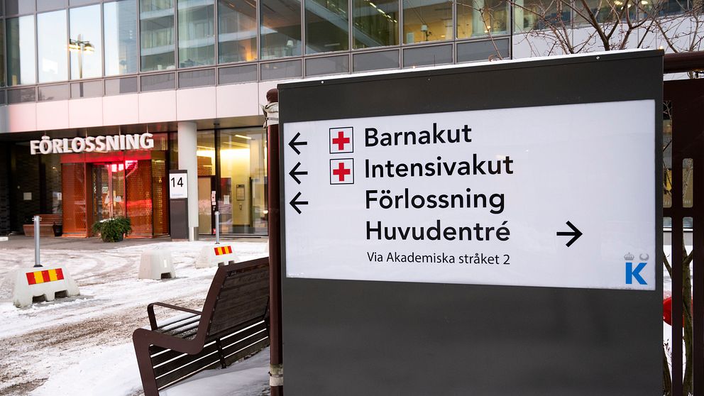 Skylt med riktningar till barnakut och förlossning utanför sjukhusentré.
