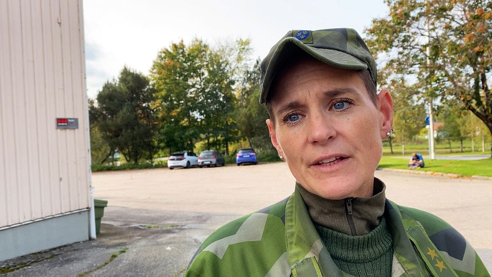 kvinna i militäruniform