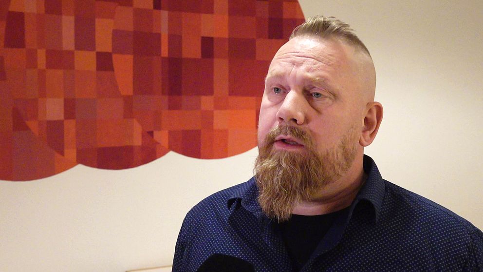 Inköpschefen i Region Blekinge, Joakim Kristensson,  i blå skjorta pratar om upphandling