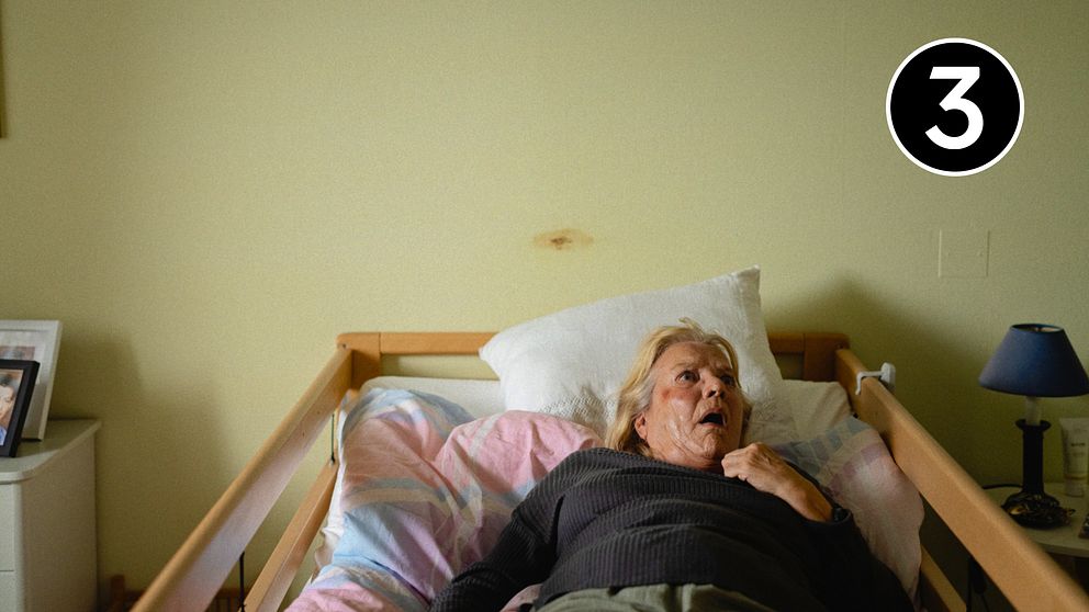 Anki Lidén som Monika ligger i en säng i skräckfilmen ”Hemmet”.