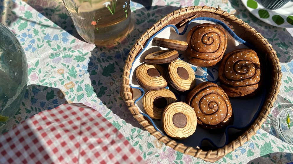 Kakor och bullar gjorda i trä.
