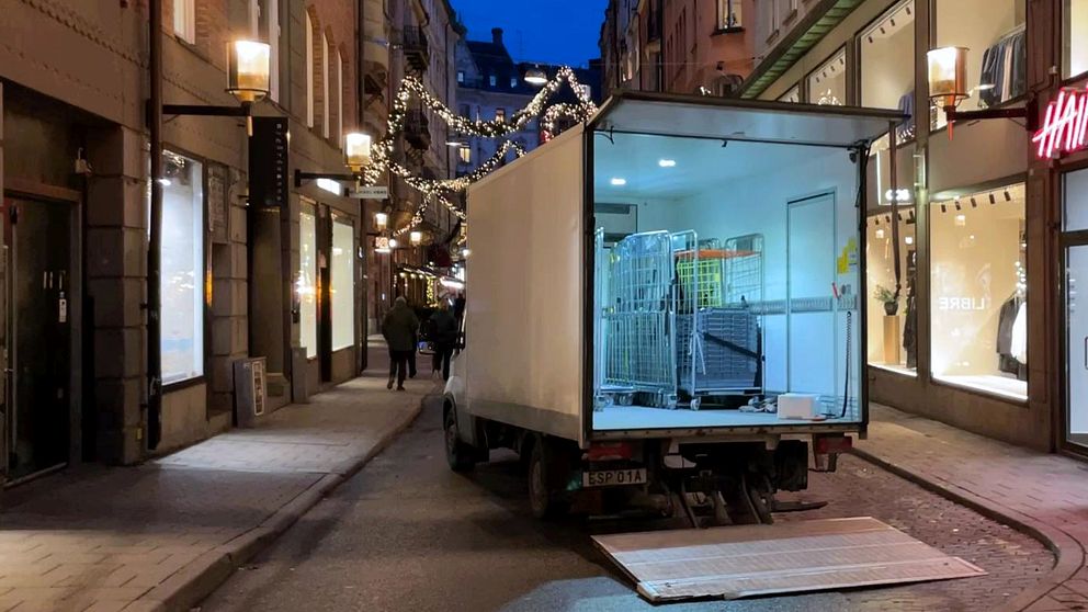 Lastbil står parkerad på Mäster Samuelsgatan med lastluckan nedfälld.