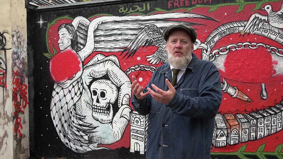 Historieläraren Björn Westerström framför antisemitisk väggmålning