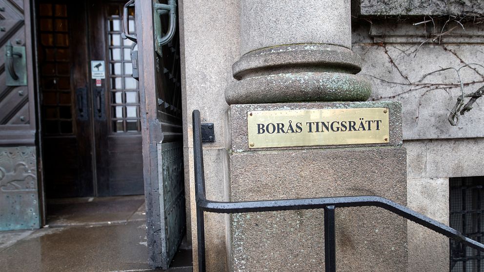 Ingång till Borås tingsrätt med dörren öppnad och skylt synlig.