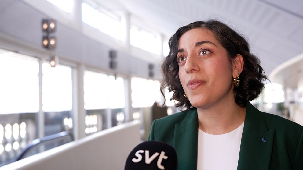 Person intervjuas av SVT i ljus inomhusmiljö.