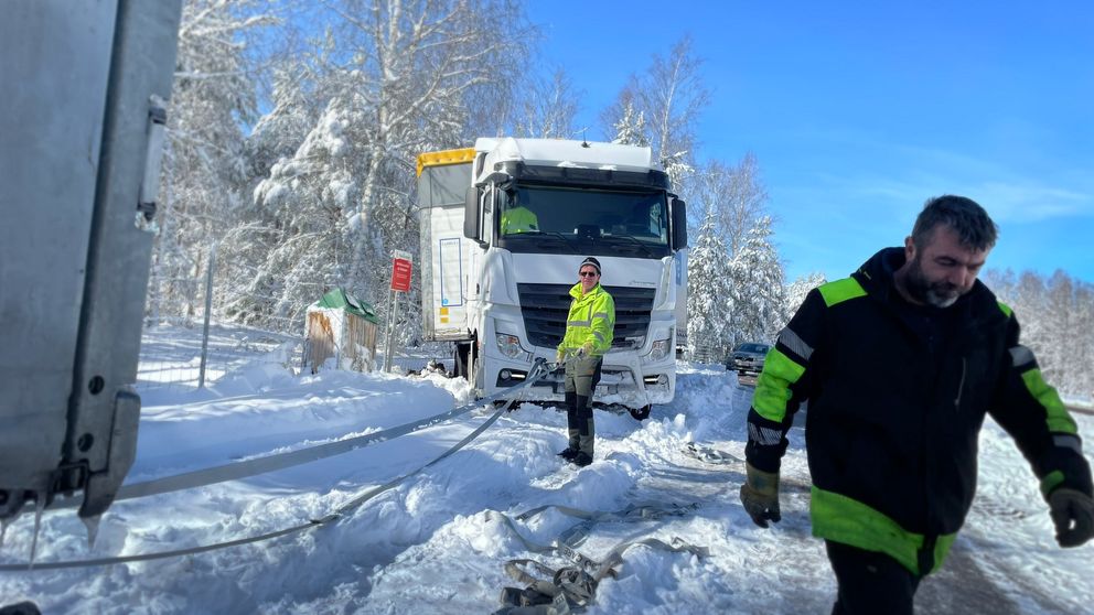 Lastbil sitter fast i snö