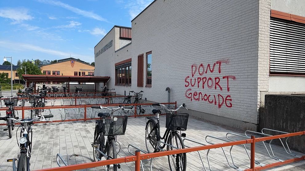 En vägg på en av Örebro universitets byggnader är klottrade på med texten ”dont support genocide” i röd färg.