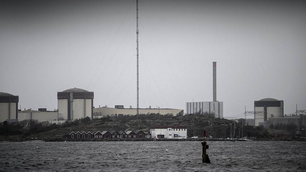 Mannen befann sig i en verkstadsbyggnad på området.