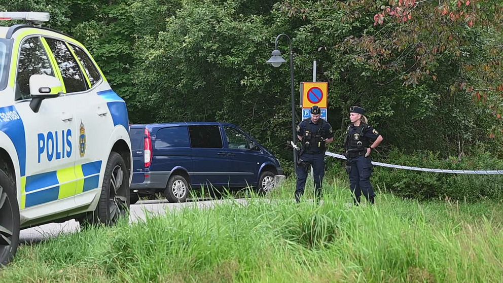 Polisbilar och poliser vid avspärrning på landsväg utanför Borås.