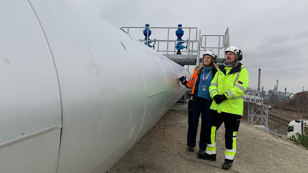 Ett sex kilometer långt rör och avloppsvatten som återanvänds, som så kallat tekniskt vatten. Projektledarna från Kretslopp och vatten och Göteborg energi visar det stora röret.
