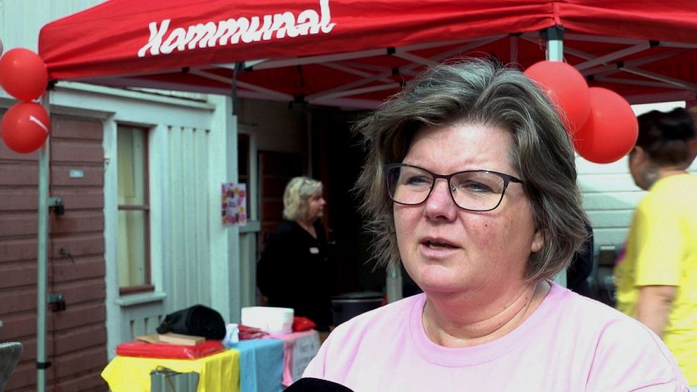 Kommunals Marianne Johansson i en intervjusituation framför ett tält med texten Kommunal.