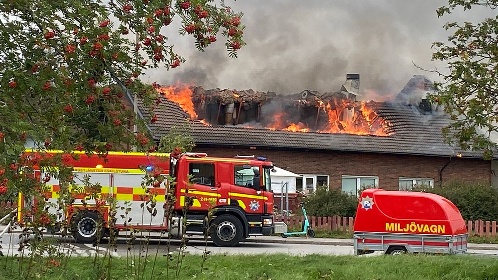 Brand i Eskilstuna stora moské i Årby. Hus med brinnande tak.