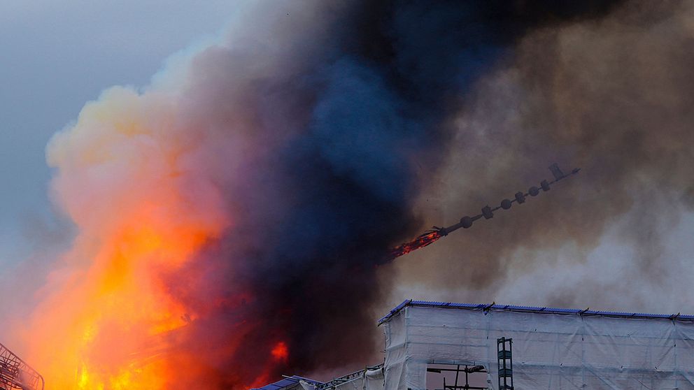 Tornet på Börsen i Köpenhamn kollapsar i elden.