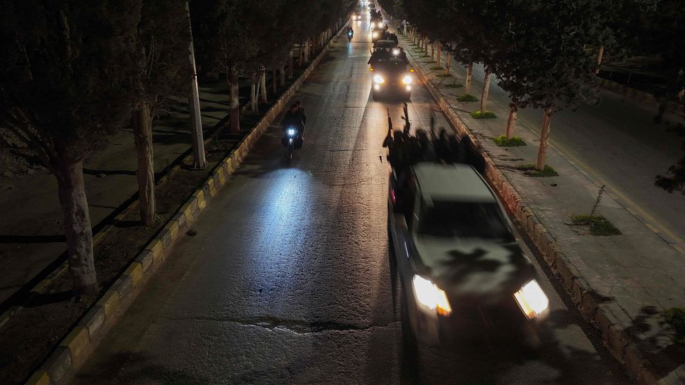 En konvoj av Syriens nya säkerhetsstyrkor kör från den nordvästra staden Idlib.