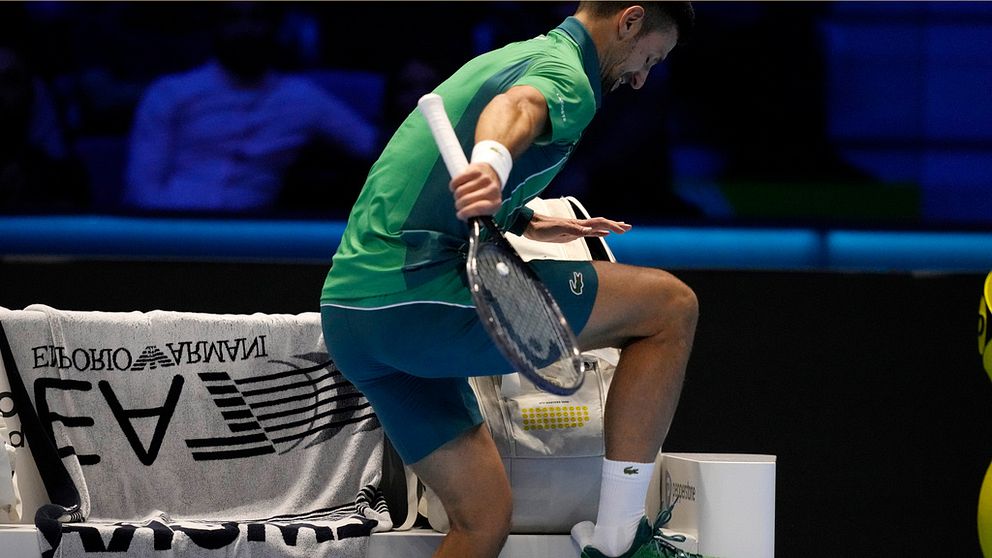 Djokovic knäckte två racketar i början av tredje set.