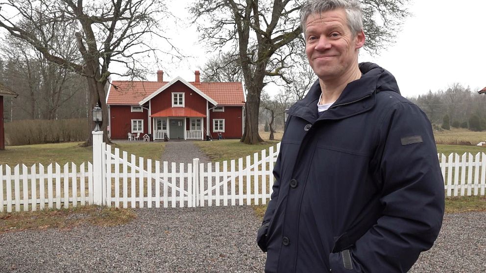 Fredrik Stråhle står framför sitt hus nära Näshulta i Eskilstuna.