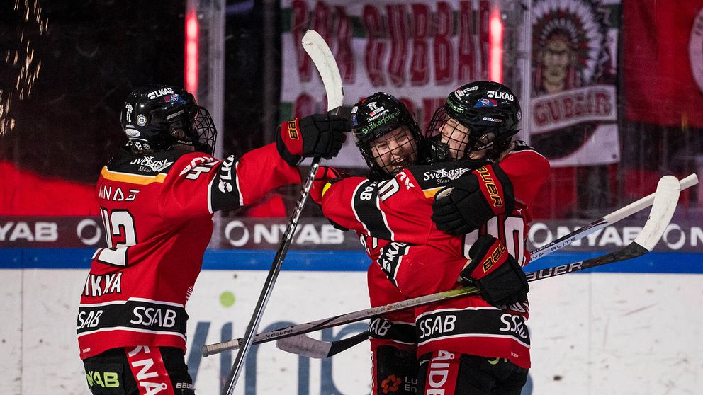 Viivi Vainikka, Jayce Magwood och Noora Tulus jublar efter kvällens 5-1-mål.