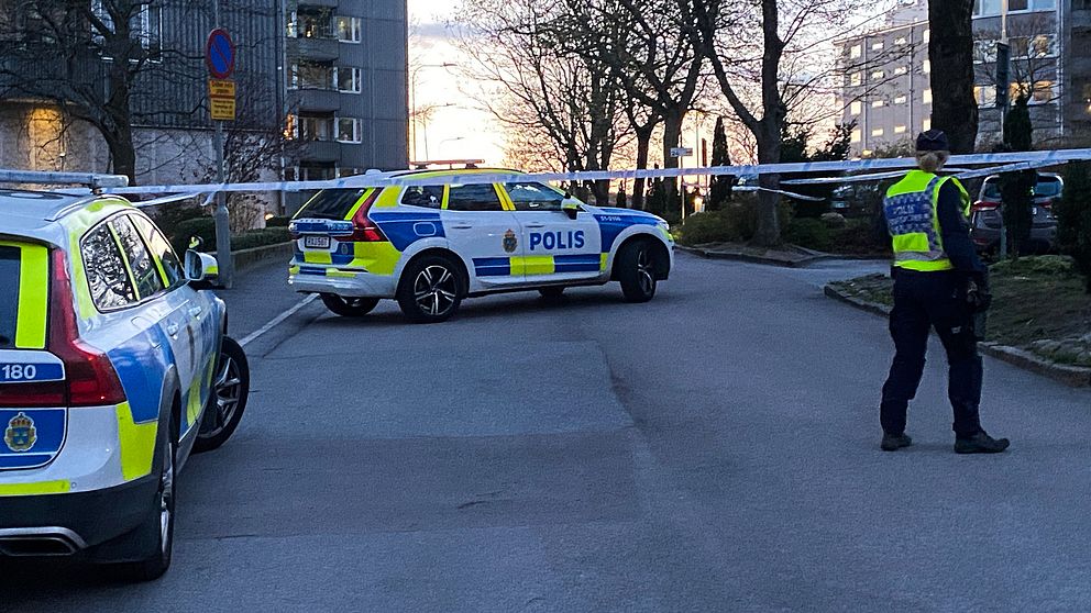 Polisavspärrningar och polisbilar vid ett misstänkt farligt föremål i Järnbrott i Göteborg.