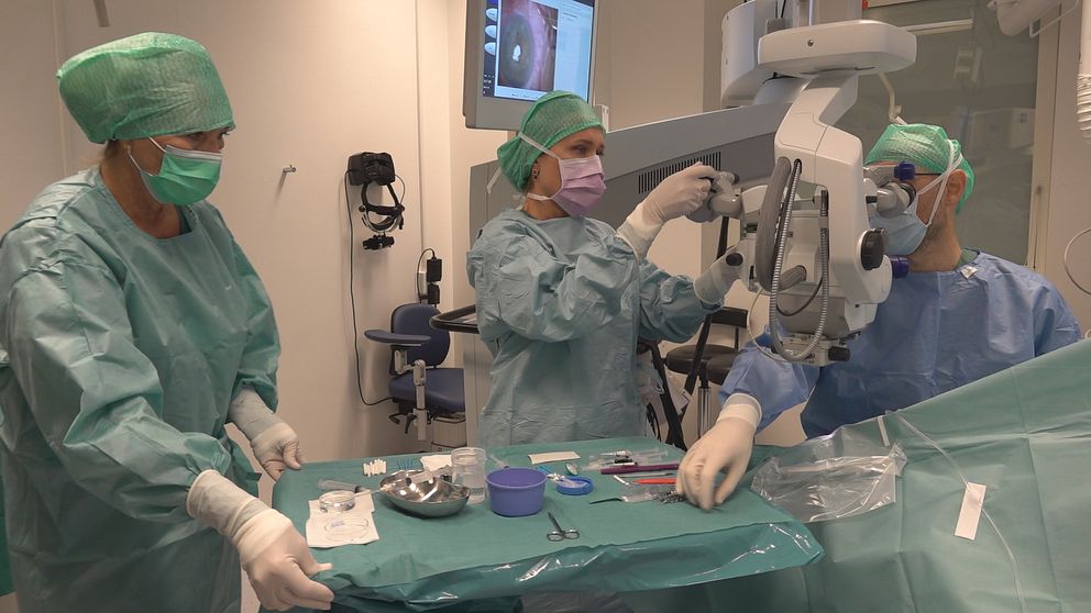 En hornhinnetransplantation förbereds på SUS i Lund.
