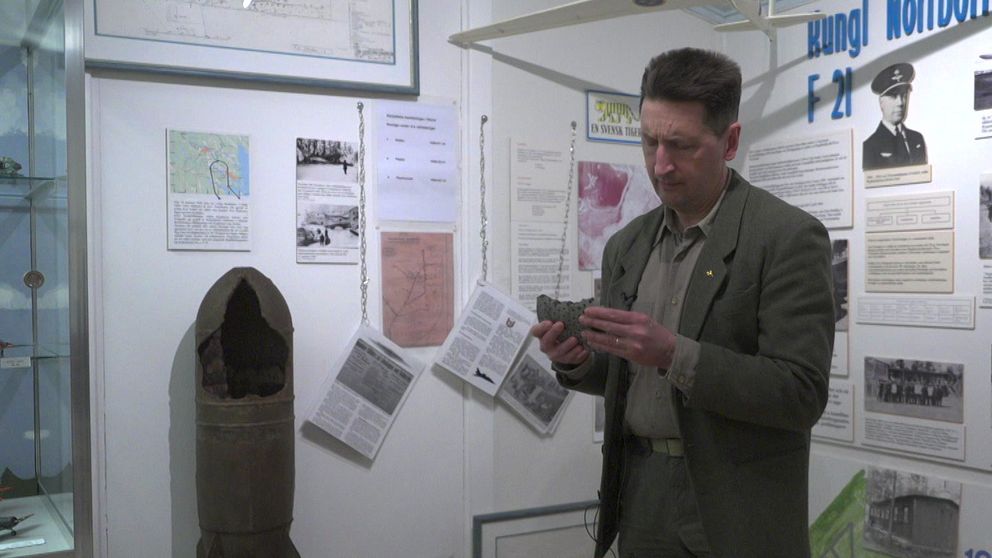 Militärhistorikern Lars Gyllenhaal tittar på resterna av en av de bomber som föll över Norrbotten under andra världskriget.