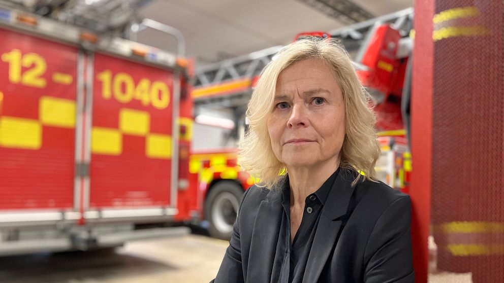 Brandchef Eva-Lena Fjällström i vagnhallen på brandstationen i Umeå