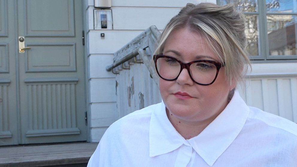 Kvinnlig politiker utanför regionens hus i Härnösand.