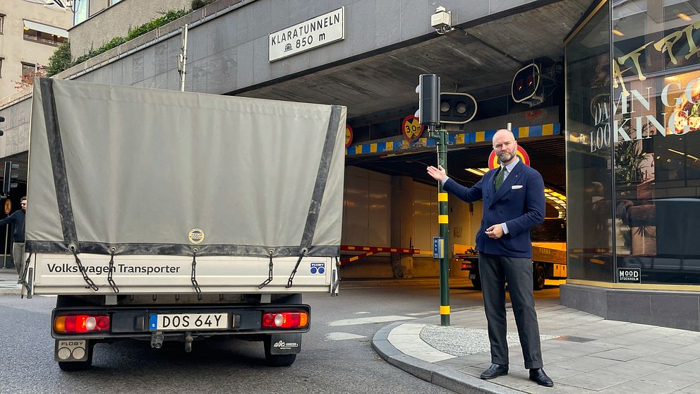 Trafikborgarrådet Lars Strömgren (MP) pekar mot infarten till Klaratunneln på Mäster Samuelsgatan.